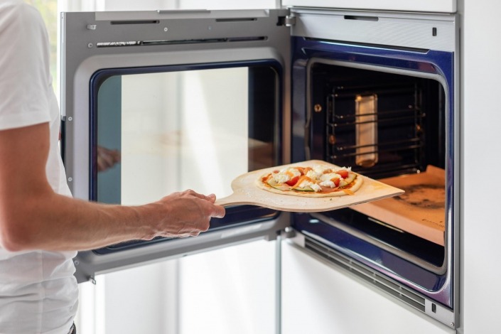 bakken pizza in oven