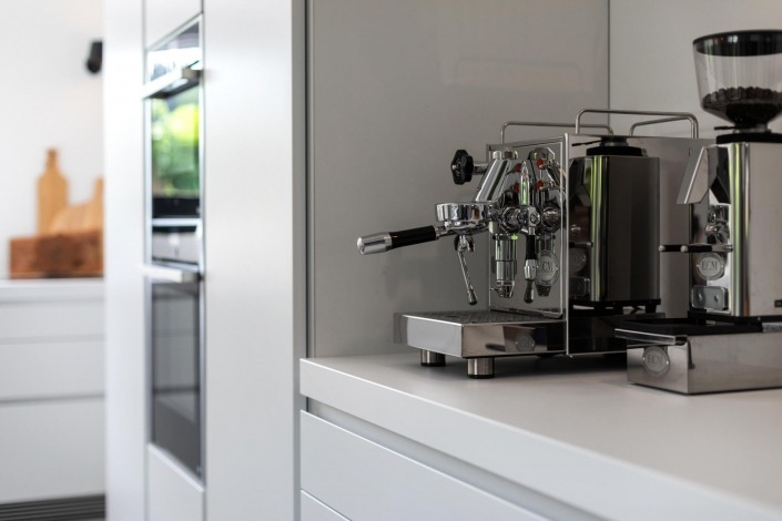 koffiezetapparaat op designkeuken