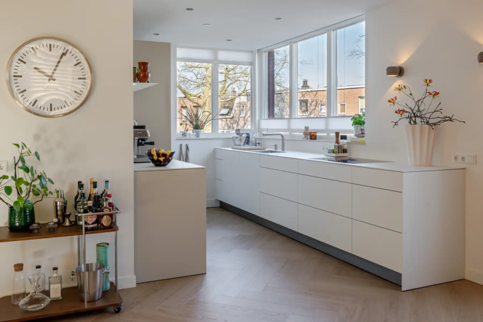 Lichte minimalistische keuken in Nijmegen met dubbele parallelle opstelling en rustige uitstraling van bulthaup Nijmegen.