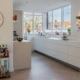 Lichte minimalistische keuken in Nijmegen met dubbele parallelle opstelling en rustige uitstraling van bulthaup Nijmegen.