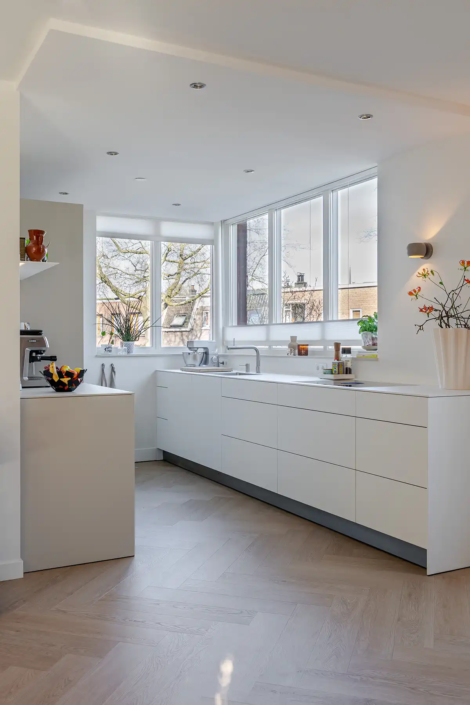 Lichte minimalistische keuken in Nijmegen met dubbele parallelle opstelling en rustige uitstraling van bulthaup Nijmegen.
