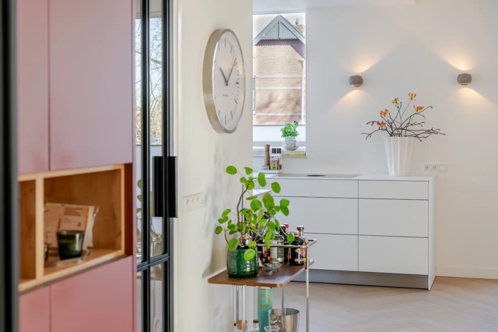 Lichte minimalistische keuken in Nijmegen met dubbele parallelle opstelling en rustige uitstraling van bulthaup Nijmegen.