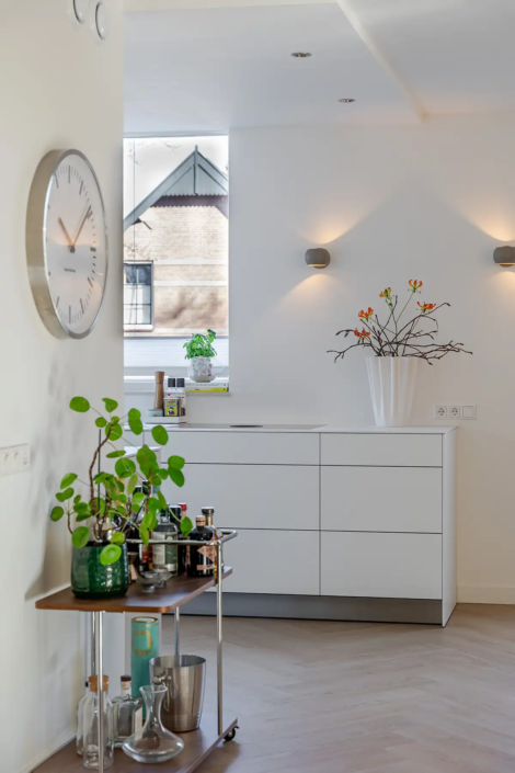 Lichte minimalistische keuken in Nijmegen met dubbele parallelle opstelling en rustige uitstraling van bulthaup Nijmegen.