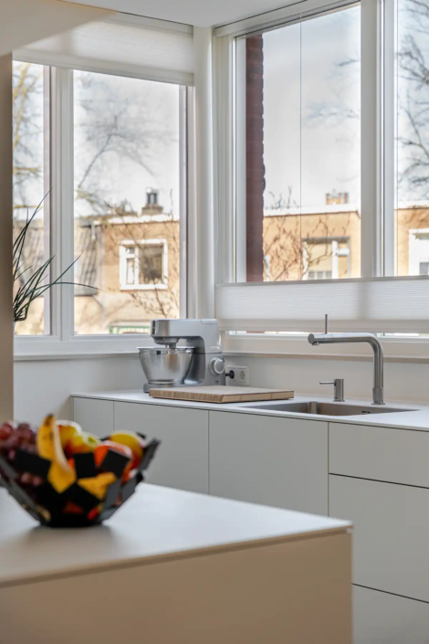 Lichte minimalistische keuken in Nijmegen met dubbele parallelle opstelling en rustige uitstraling van bulthaup Nijmegen.