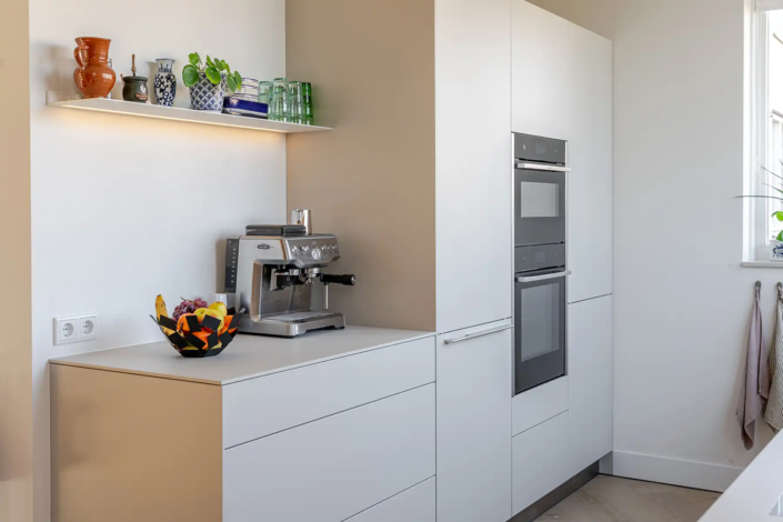 Lichte minimalistische keuken in Nijmegen met dubbele parallelle opstelling en rustige uitstraling van bulthaup Nijmegen.