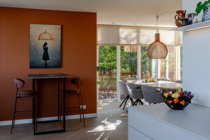 Lichte minimalistische keuken in Nijmegen met dubbele parallelle opstelling en rustige uitstraling van bulthaup Nijmegen.