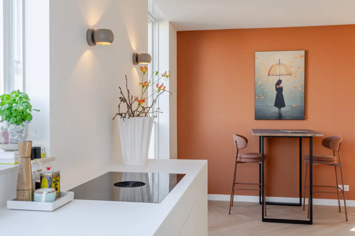 Lichte minimalistische keuken in Nijmegen met dubbele parallelle opstelling en rustige uitstraling van bulthaup Nijmegen.