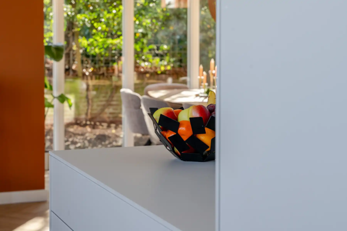 Lichte minimalistische keuken in Nijmegen met dubbele parallelle opstelling en rustige uitstraling van bulthaup Nijmegen.