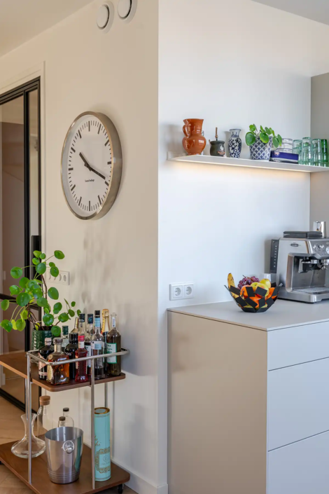 Lichte minimalistische keuken in Nijmegen met dubbele parallelle opstelling en rustige uitstraling van bulthaup Nijmegen.