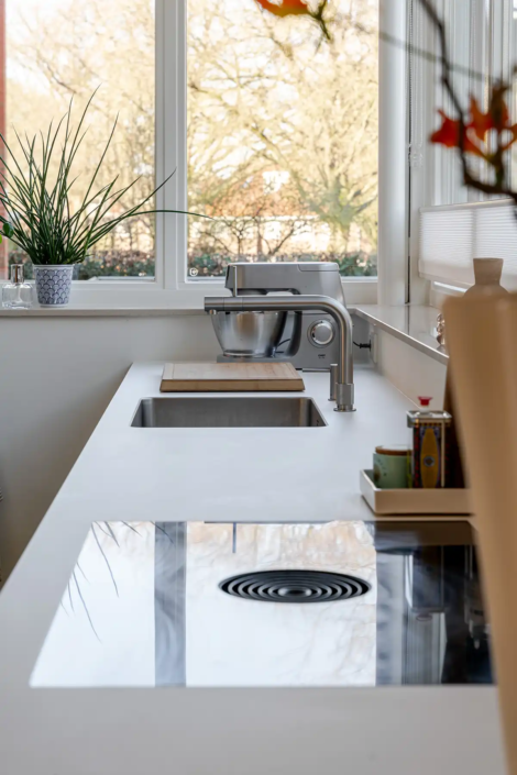 Lichte minimalistische keuken in Nijmegen met dubbele parallelle opstelling en rustige uitstraling van bulthaup Nijmegen.