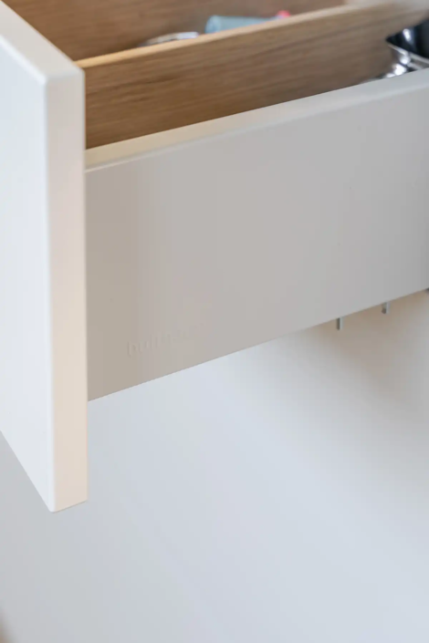 Lichte minimalistische keuken in Nijmegen met dubbele parallelle opstelling en rustige uitstraling van bulthaup Nijmegen.