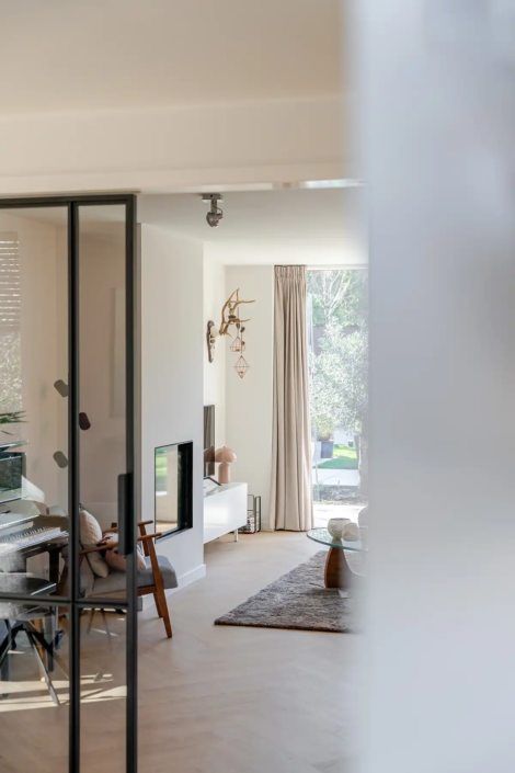 Lichte minimalistische keuken in Nijmegen met dubbele parallelle opstelling en rustige uitstraling van bulthaup Nijmegen.