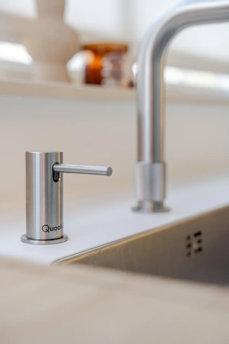 Lichte minimalistische keuken in Nijmegen met dubbele parallelle opstelling en rustige uitstraling van bulthaup Nijmegen.