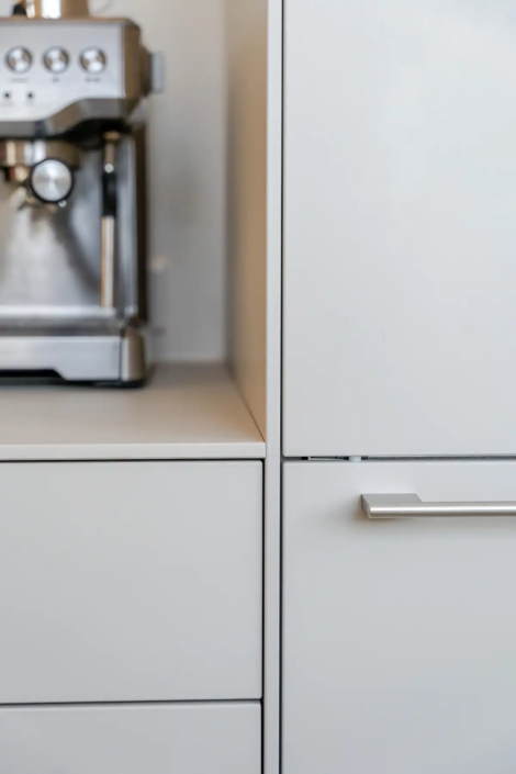 Lichte minimalistische keuken in Nijmegen met dubbele parallelle opstelling en rustige uitstraling van bulthaup Nijmegen.
